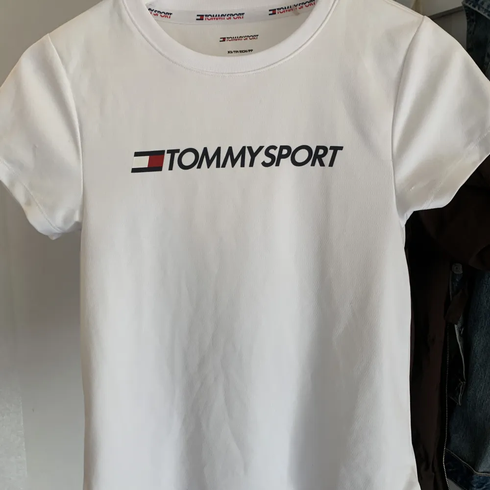 Tränings t-shirt från Tommy hilfiger. Använd ett fåtal gånger, så den är i bra skick! Storlek xs. . T-shirts.