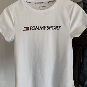 Tränings t-shirt från Tommy hilfiger. Använd ett fåtal gånger, så den är i bra skick! Storlek xs. 