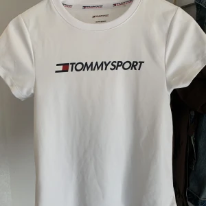 Tränings t-shorts tommy hilfiger  - Tränings t-shirt från Tommy hilfiger. Använd ett fåtal gånger, så den är i bra skick! Storlek xs. 