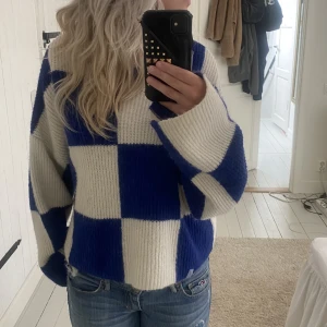 Stickad tröja - Stickad vit och blå tröja från pull&bear. Jättefin och inga defekter❤️Storlek S