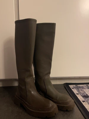 RUBBERISED FLAT BOOTS - Fina stövlar ifrån Zara, använt dom max 2 gånger och är i bra skick. Säljer dessa för dom är för små för mig 