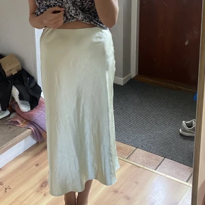 Satinkjol - Ljusgrön, tungt och bra material!! Gör sig inte rättvis på första bilden