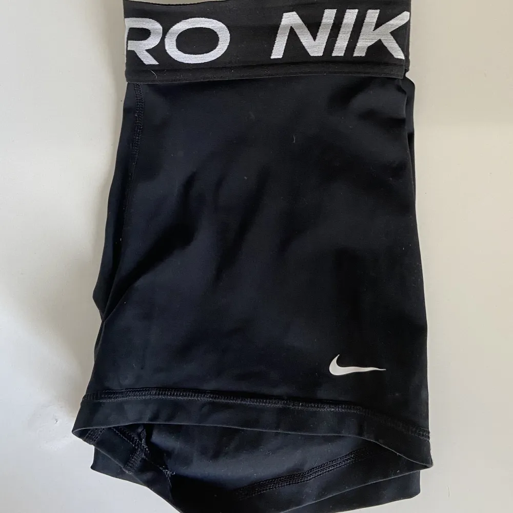 Säljer svarta Nike pro’s pga att jag inte använder de💗pris kan diskuteras . Shorts.