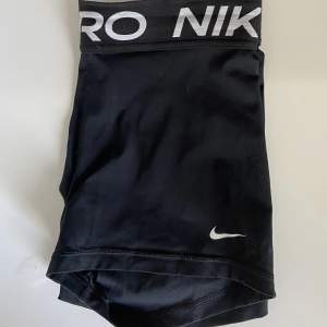 Säljer svarta Nike pro’s pga att jag inte använder de💗pris kan diskuteras 