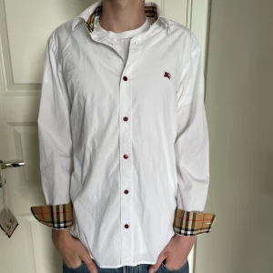 Burberry skjorta  - Säljer en burberry skjorta i bra skick! Modellen på bilden är 182cm!  Hör gärna av dig om du har frågor!