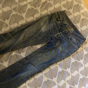 Jättefina mörkblå jeans från nudie jeans co 🌟💗 Midja: 39cm Höft: 44cm Innerbenslängd: 72cm