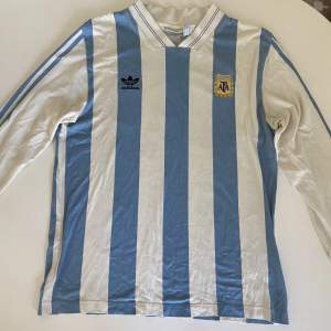 Långärmad Argentina-tröja med nummer tio på ryggen. I bra skick, trycket är helt felfritt. Köpt på Volt.