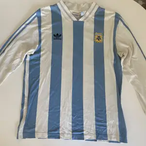 Långärmad Argentina-tröja med nummer tio på ryggen. I bra skick, trycket är helt felfritt. Köpt på Volt.