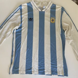 Adidas Originals Messi Maradona #10 - Långärmad Argentina-tröja med nummer tio på ryggen. I bra skick, trycket är helt felfritt. Köpt på Volt.
