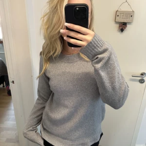 stickad tröja - så snygg och mysig grå stickad tröja💗