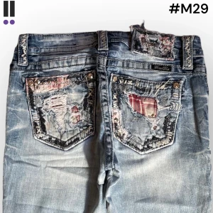 M29 lågmidjade bootcut missme jeans  - M29 MissMe jeans i model Boot 💜 Tag 27W 💜Midja (rakt över) 36cm 💜 Innerben 74cm 💜 Ytterben 99cm 💜 Benöppning 21cm 💜 knappen är bytt och baktagen har delvis lotsnat 💜Våra mått blir W=28 och L=29 💜 Men jämför alltid måtten med ett par jeans som sitter bra 💜