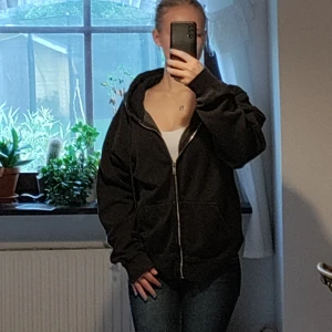 Brandy Melville Zip Up Hoodie - Säljer denna supersnygga zip up hoodie då den inte längre kommer till användning. Ganska använd därav priset kan skicks mer bilder om det behövs🫶🏻 Passar perfekt nu till hösten då det bröjwr bli lite kyligare ute🍂
