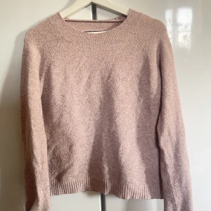 Stickad tröja - Fin och skön rosa stickad tröja, säljer då den inte kommer till användning! Fint skick!💕💗💓