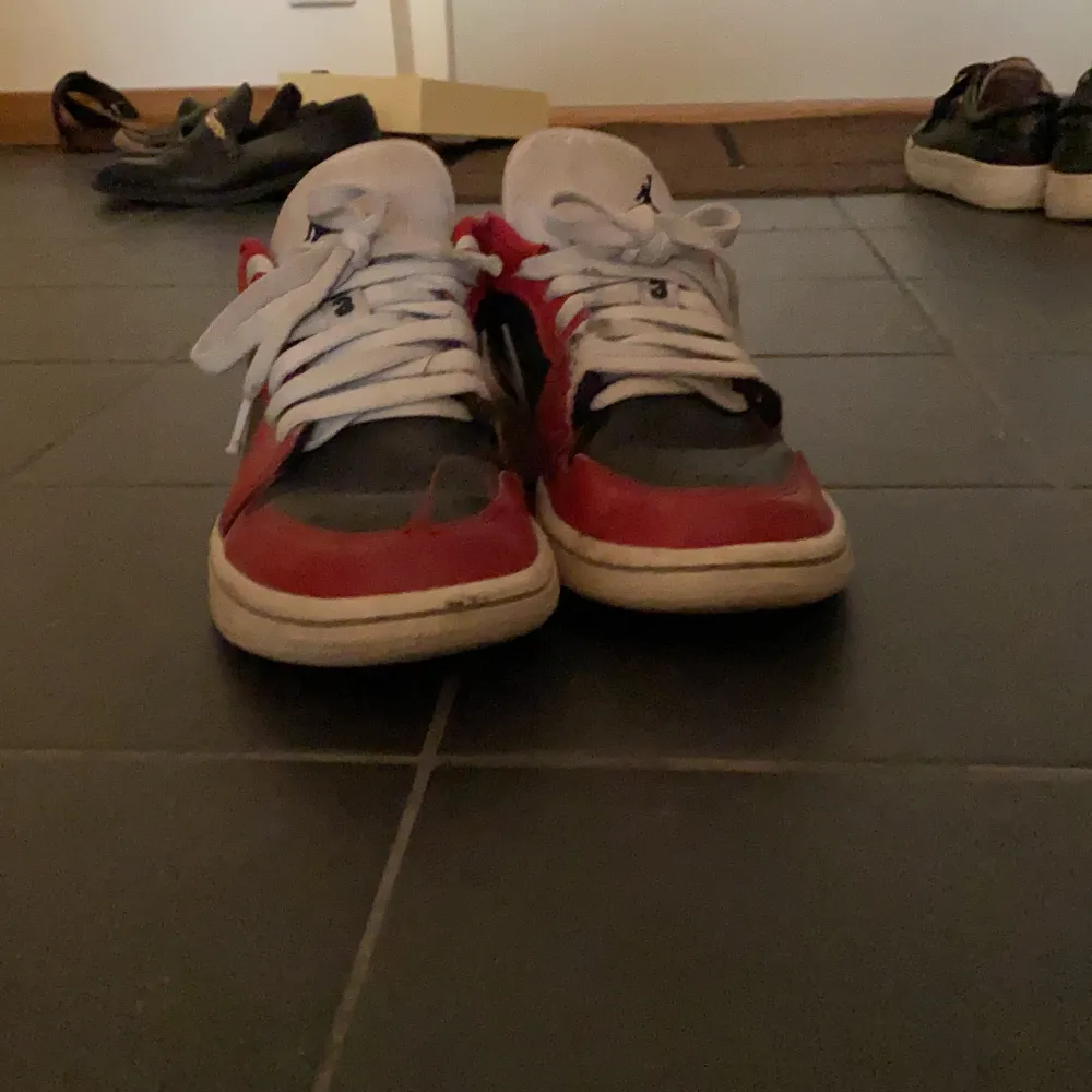 Hej, jag säljer dessa jordan lows i storlek 38 med nypris 1100kr som jag växit ur. Det är ett par väldigt sköna skor!. Skor.