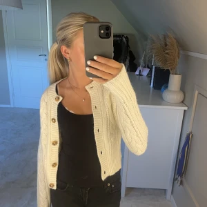 Stickad kofta/tröja  - Säljer denna jättefina stickade kofta/tröja för att den är för liten för mig! Nästan aldrig använd 🩷