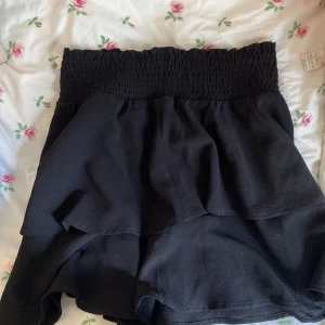 Svart kjol - Svart kjol, vet ej märke. I nyskick. Skriv gärna i dm för frågor och bilder 💕