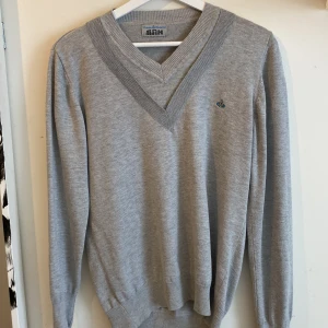 Vivienne Westwood tröja - Vivienne Westwood i använt skick men inga andra defekter. Skriv gärna i dm för frågor och bilder 💕