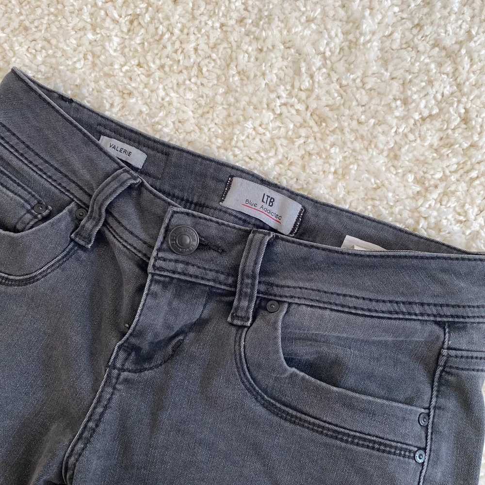 Säljer mina ltb jeans i modellen valerie då jag har liknande som passar mig bättre☺️ använda ett fåtal gånger, fint skick🫶🏻 W25/L32. Jeans & Byxor.