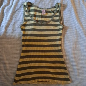 Ribbat linne - Jättefint randigt linne som köptes på plick, men är ursprungligen från indiska. Skulle säga att det passar xs till en liten m.