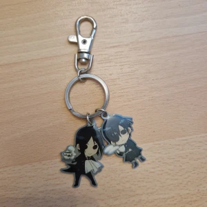 Black Butler nyckelring - Nyckelring med Sebastian och Ciel från Black Butler.  Kan skickas som brev, då blir frakten 15 kr, skriv så fixar vi det! 🥰