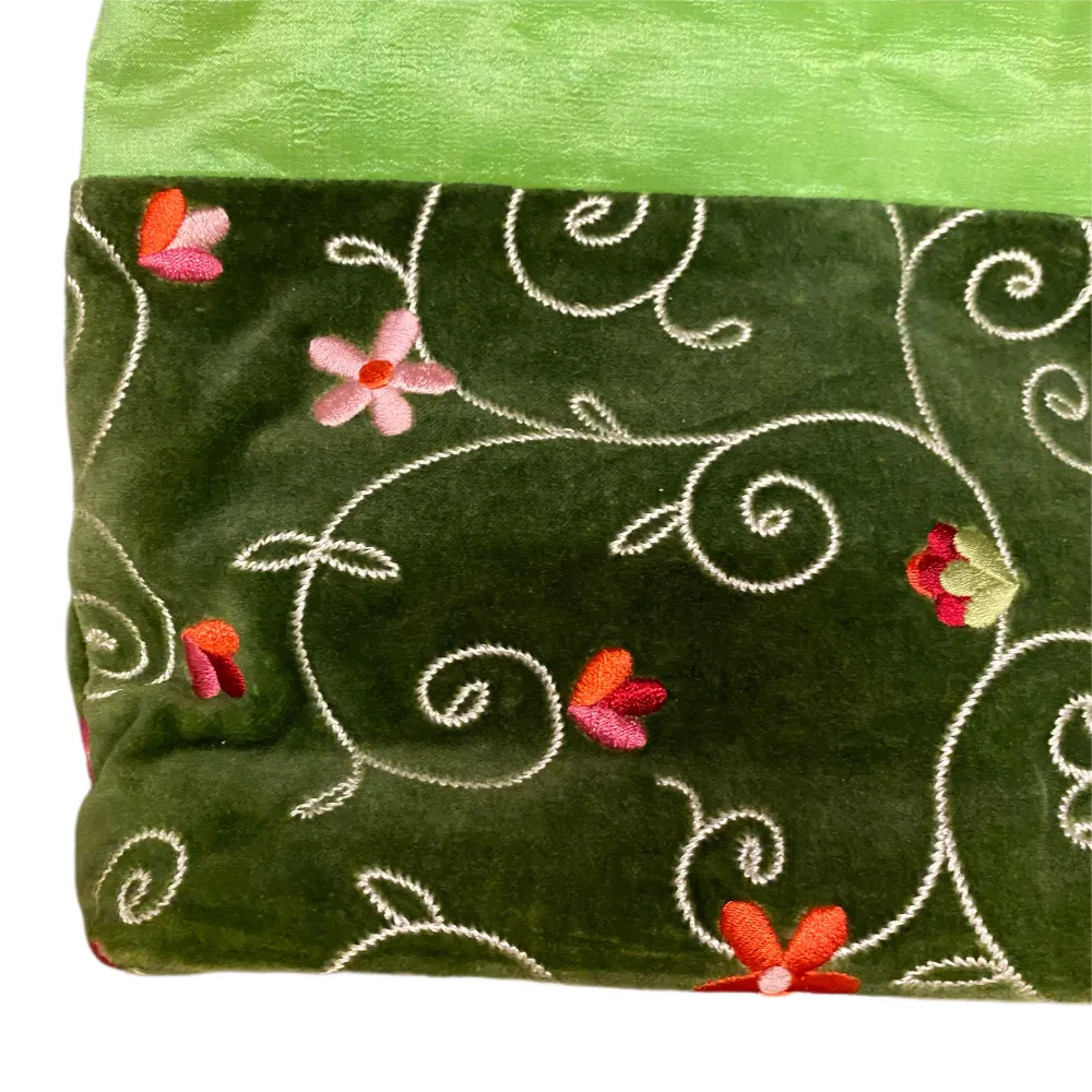 Super söt handväska från märket Bloom med broderingar. Handgjord i Cambodia.   I bra skick, ren på insidan, det finns inga hål eller fläckar   Man kan se att dragkedjan har reparerat, men det påverkar inte väskan på något sätt   Höjd 35 cm  Bredd 25 cm . Väskor.