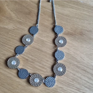 Y2k halsband  - Halsband med plattor, silver och guldfärgade.Stenar.Kortare modell. Skriv för fri frakt 