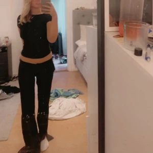 Kostymbyxor  - Säljer dessa as snygga Lågmidjade kostymbyxor från bikbok då jag har två par likadana, dom är i toppen skick och inte använda många gånger. Köpare står för frakten!💓storlek 40 på dom men sitter som s/m då som är små i storleken.