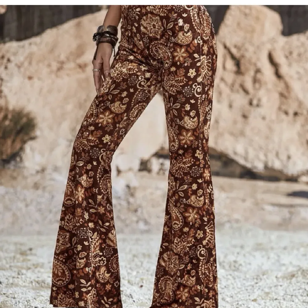 Fina hippie Boho byxor, sammet material. Kan användas när man går på rave elr hippie festival 😍😍. Jeans & Byxor.