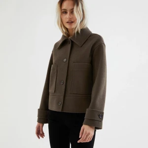 Brun kappa | Kappahl - Jätte fin kappa från Kappahl som är slutsåld i den mörkbruna färgen💕 Användes i våras men ser helt ny ut💕köptes för 899 kr och säljer för 600 plus frakt💕 skriv för skickar gärna fler bilder