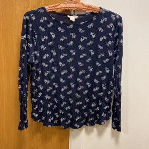 Blus  - Långärmad trikå topp med cyklar på!  Jätte söt och skön i viscose.  Hinner inte använda den tyvärr! Fint skick. 💙