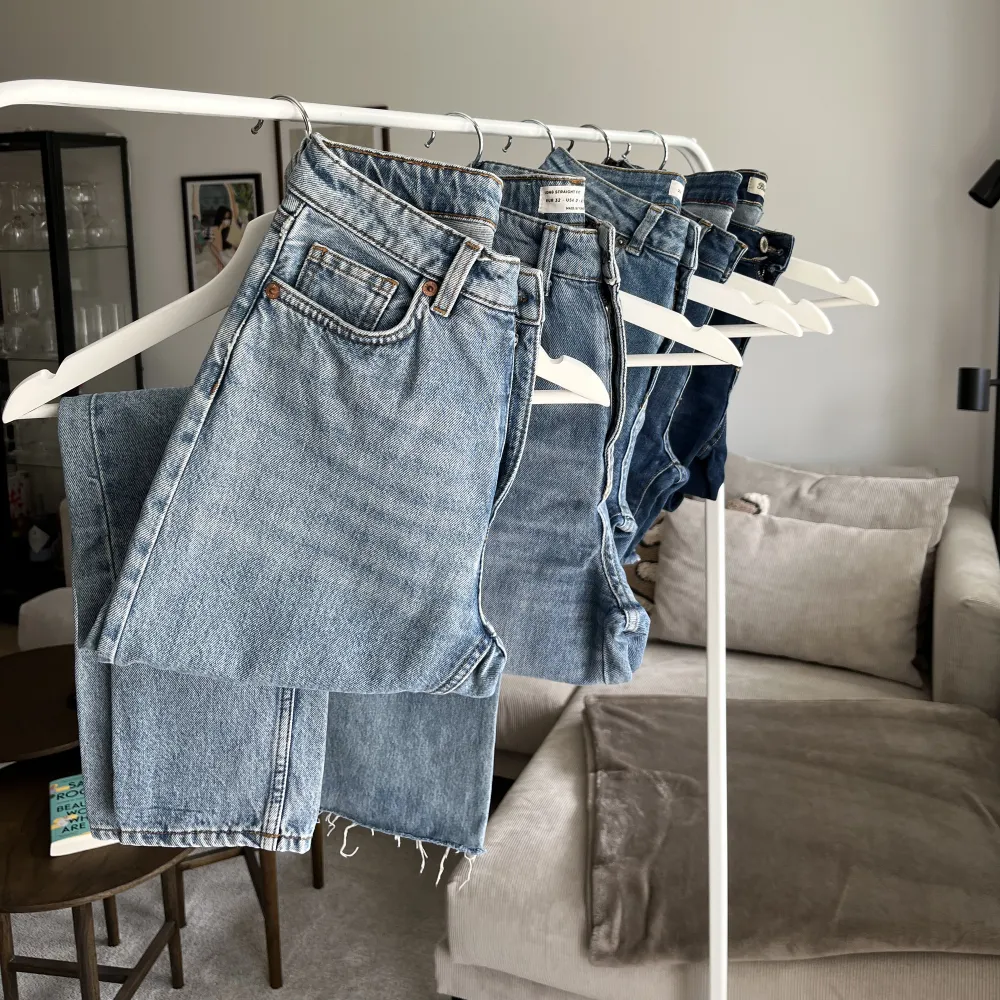 Mom-jeans från Monki i modellen ”kimono”. Storlek W24 och croppat ben. Välanvända men trots det fint skick! Inga hål eller så 🩷säljer pga att de är för små nu . Jeans & Byxor.