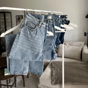 Mom-jeans - Mom-jeans från Monki i modellen ”kimono”. Storlek W24 och croppat ben. Välanvända men trots det fint skick! Inga hål eller så 🩷säljer pga att de är för små nu 