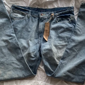 Lågmidjade jeans - Supersnygga lågmidjade raka/vida jeans. Bara att skriva om du har några frågor eller vill ha fler bilder (kan tyvärr inte skicka bild med dem på) Midjemåttet är 47 cm tvärs över midjan och innerbenslängden är 88 cm🌟🌸