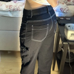 Lågmidjade Cargo/snickarbyxor - Säljer coola lågmidjade/midwaist beroende hur du vill ha dem, cargo/snickarbyxor, jättesköna och stretchiga, en liten ficka på ena benet, knappt använda så jättebra skick 