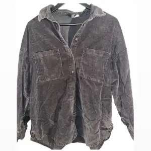 En snygg skjort-jacka som jag verkligen älskat, men känner att den förtjänar en ny ägare :)💖  Jackan/skjortan är i god skick!  Perfekt inför hösten/sen sommar när det är kyligt ute!  Storlek S, men kan kännas mer som en M/L, så stor i storleken är den! 🧥