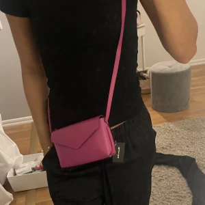 Rosa väska  - En helt oanvänd massimo dutti väska ny pris 1000kr 