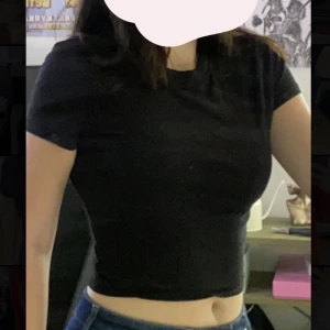 Svart kort t-shirt - Basic svart mindre t-shirt, skitsnyggpassform, storlek M men passar bra på mig med S.