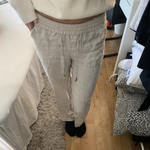 Linnebyxor  - Populära linnebyxorna från Esprit. Otroligt sköna och snygga och näst intill alltid slutsålda.🤍mid waist  Nypris 800:- 