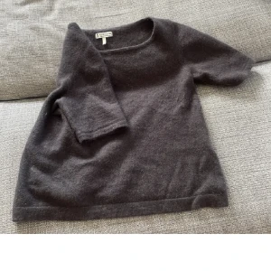 Stickad T-shirt  - Fin T-shirt från newhaouse, nypris 1200kr❤️ strlk L men sitter som en s/xs på. Pris kan diskuteras 