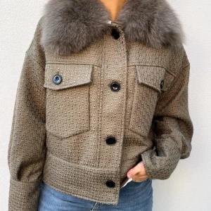 Meotine kappa - Charlie jacket från meotine i färgen dusty green. Köpt förra hösten för 2800kr. Fler bilder finns. jag står EJ för frakt