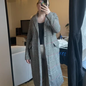 Höst/vår kappa  - Säljer denna fina kappa från Bikbok. Strl M, ganska lång och varm! Inköpt 2020, men använd fåtal gånger. Endast hängt i garderoben. Kan skickas mot att köparen står för frakt, kan även mötas upp i Mjölby - Linköping! 🩷
