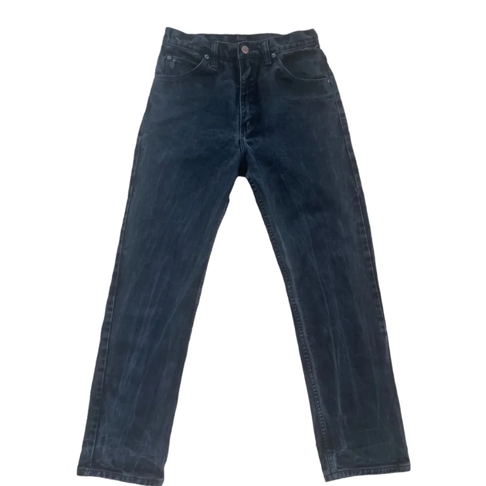 Säljer ett par svarta straight leg Wrangler jeans i storlek 30/31. Säljer de för lägre pris då det finns tecken på användning och att färgen har tvättats ur en del🤍  DMa mig för eventuella mått eller frågor! Skriv gärna innan du köper och läs igenom bio❣️. Jeans & Byxor.