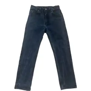 Säljer ett par svarta straight leg Wrangler jeans i storlek 30/31. Säljer de för lägre pris då det finns tecken på användning och att färgen har tvättats ur en del🤍  DMa mig för eventuella mått eller frågor! Skriv gärna innan du köper och läs igenom bio❣️