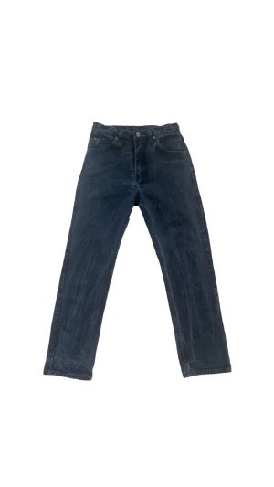 Wrangler svarta jeans - Säljer ett par svarta straight leg Wrangler jeans i storlek 30/31. Säljer de för lägre pris då det finns tecken på användning och att färgen har tvättats ur en del🤍  DMa mig för eventuella mått eller frågor! Skriv gärna innan du köper och läs igenom bio❣️