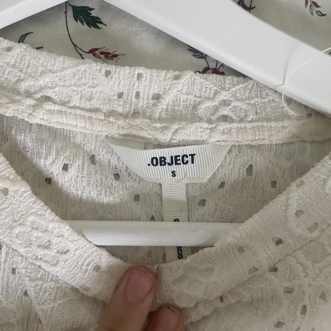 Vit topp med ”hål” - 91