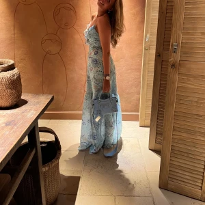 Saloni  - Säljer min absolut favorit klänning från märket Saloni. Använd endast en gång! Så elegant och så lyxig. Nypris 4600kr