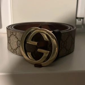 Gucci bälte - Köpt i Australien på semester är använt bra men ser fortfarande bra ut. Ny pris 3900.