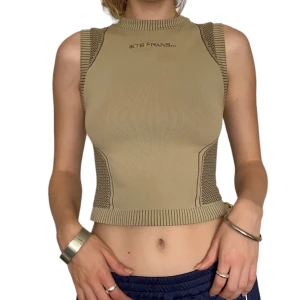 Urban outfitters top - Cool topp från urban outfitters⭐️ Den ser väldigt grön ut på bilderna men den är brun/beige i verkligheten 