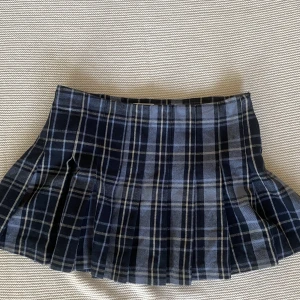 Kjol - Jättefin helt ny kjol från weekday. Den är oanvänd och storlek 36! Nypris var 350kr men jag säljer den för 225kr