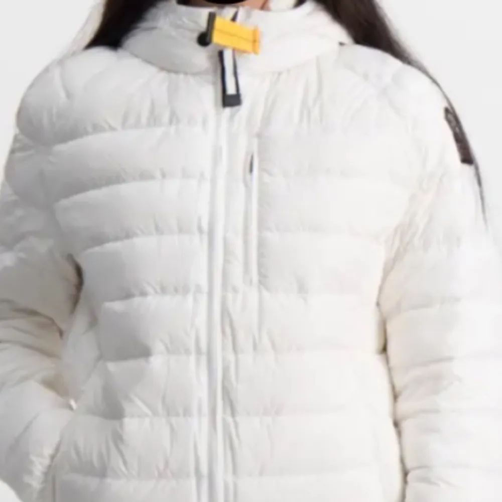 Här är en fin parajumper jacka , väldigt skön, bra skick , använd i endast en vinter , köpt för 4000kr men säljer nu för 3000, priset går att diskutera . Jackor.